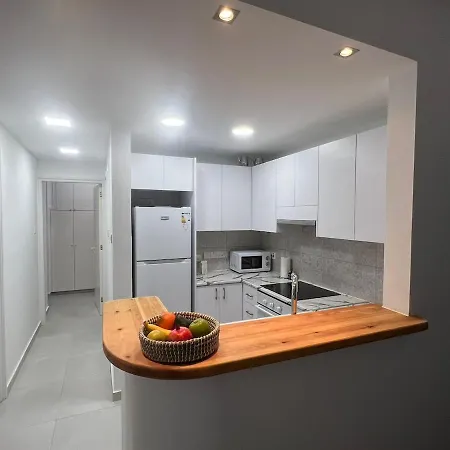Modern 2br At Kings Palace, Steps From The פאפוס