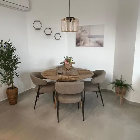 Modern 2br At Kings Palace, Steps From The פאפוס