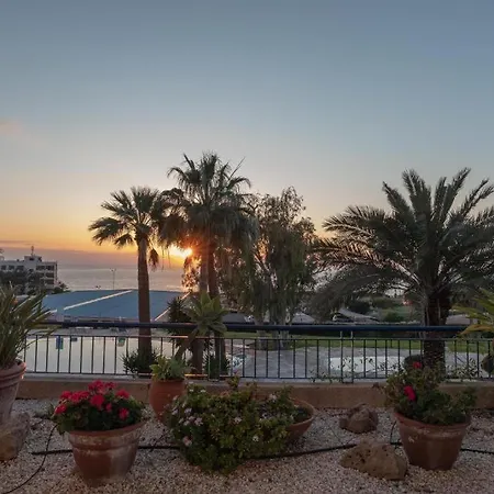 Modern 2br At Kings Palace, Steps From The * פאפוס