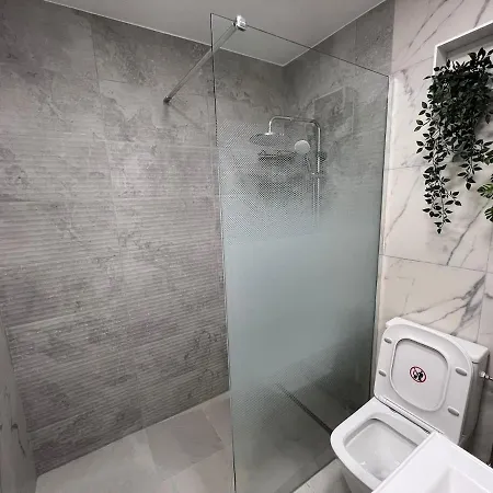 Apartment Modern 2br At Kings Palace, Steps From The *