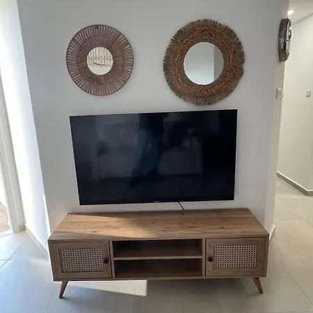 Modern 2br At Kings Palace, Steps From The דירה *