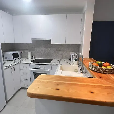Modern 2br At Kings Palace, Steps From The דירה פאפוס