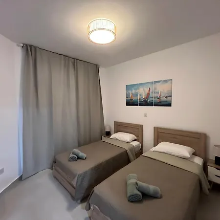 Modern 2br At Kings Palace, Steps From The דירה *