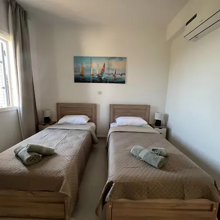 Modern 2br At Kings Palace, Steps From The פאפוס
